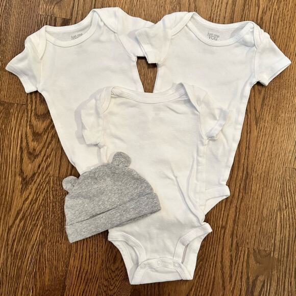 Carter's Other - Carter’s white short sleeve onesie bodysuit set, size 3 months (set of 3 + hat)